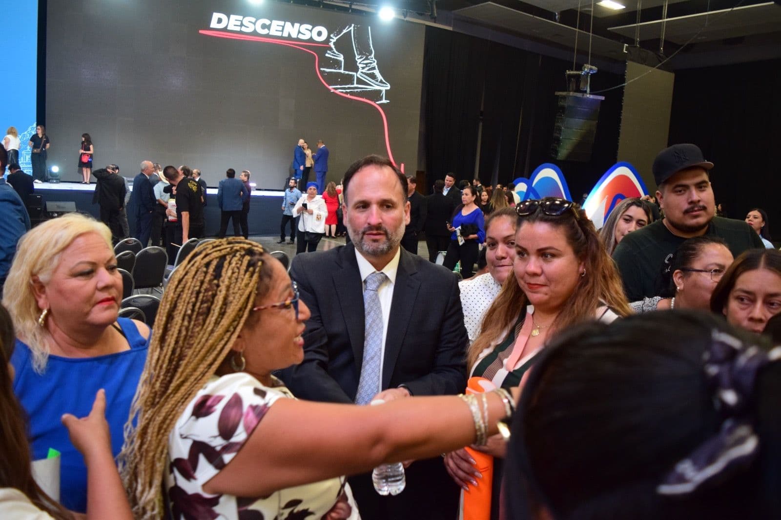 Lic. Santiago de la Peña, Secretario General de Gobierno, saludo a personas que se acercaron.
