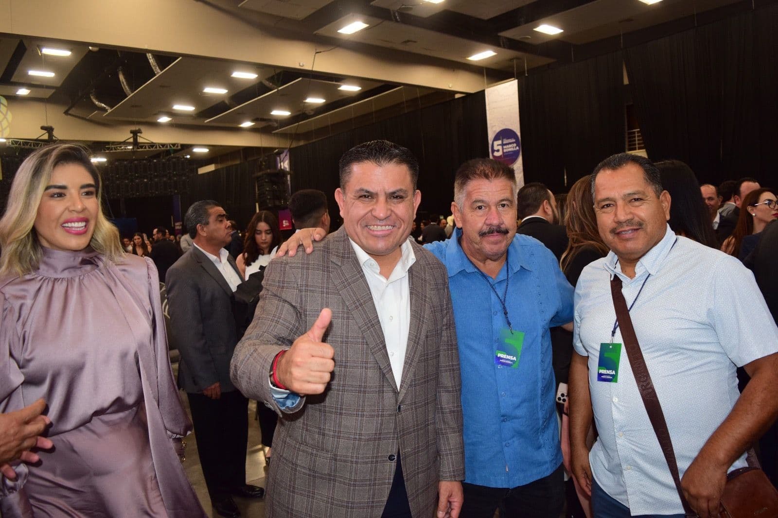 El Presidente del PRI Estatal Diputado Alejandro Domínguez acompañado por algunos amigos.