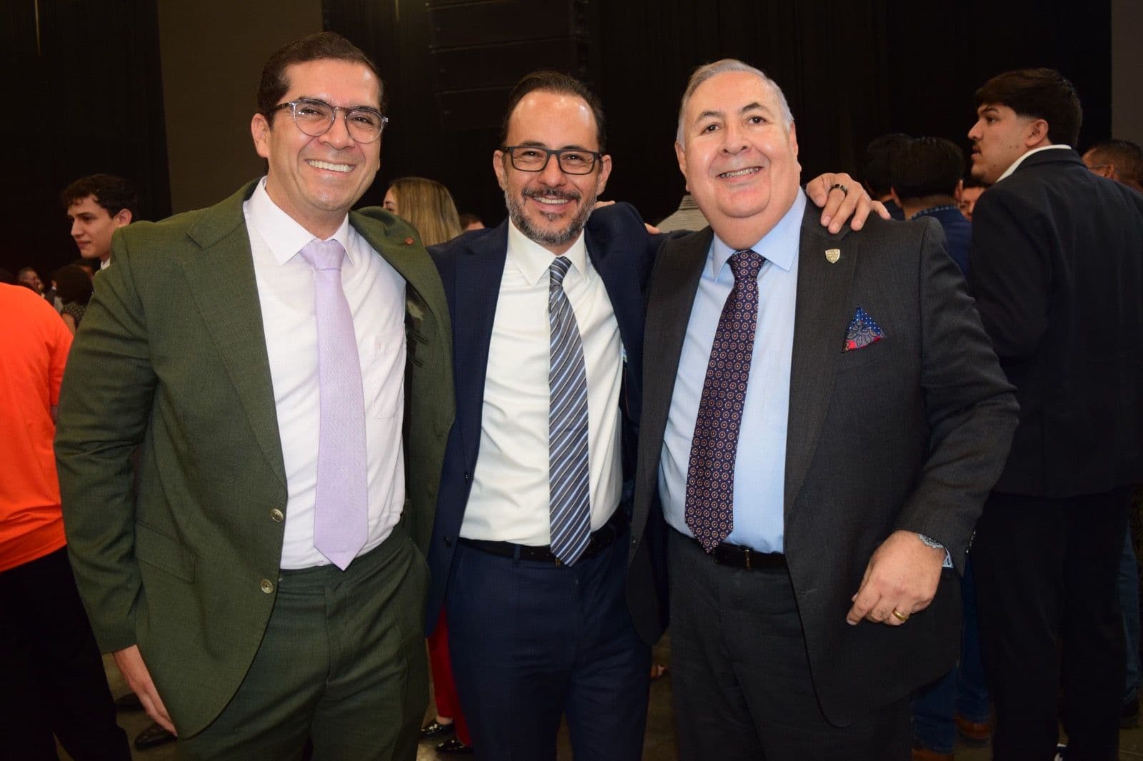 Dip.Carlos Soto Prieto, acompañado de dos amigos.