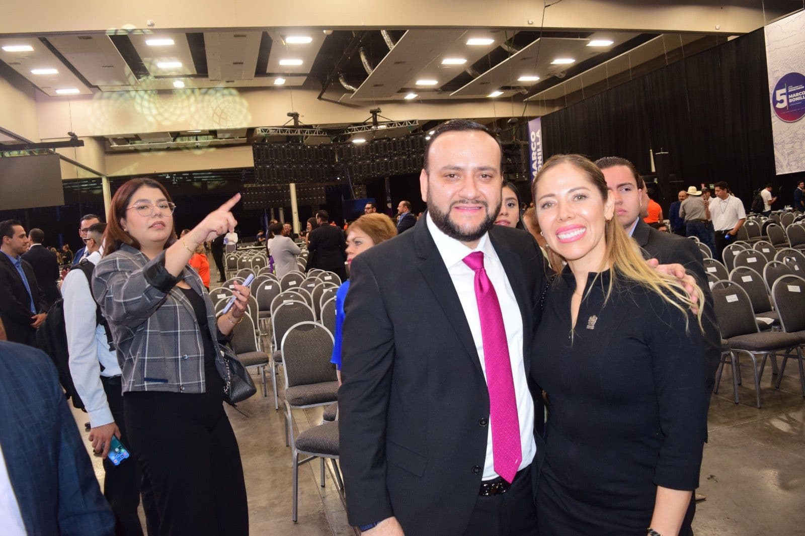 El diputado Arturo Me dina Aguirre por el XXII distrito PRI con cabecera en Guachochi acompañado de la Regidora del mismo partido y responsable del área de Trabajo y Previsión Social de la alcaldía en esta ciudad capital Ana Lilia Orozco.