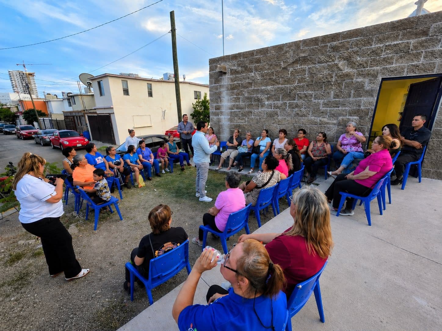 "El Cabrito" dialogando con vecinos