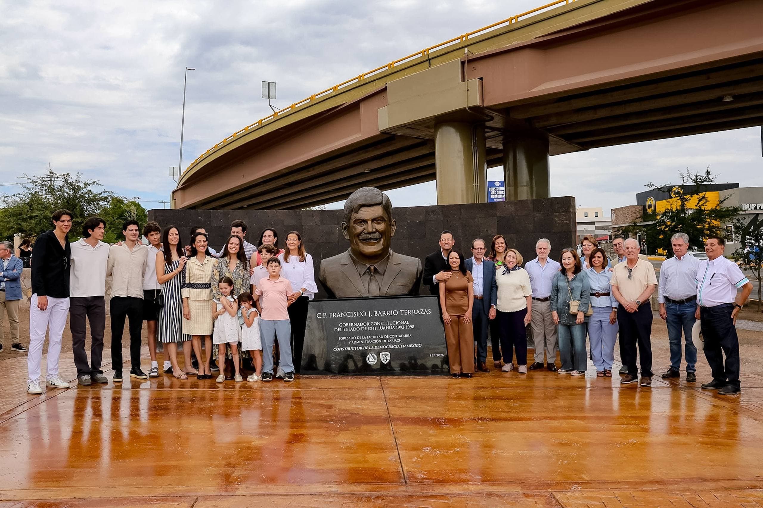 Momentos inolvidables al develar Marco Bonilla el monumento de Francisco Barrio Terrazas.